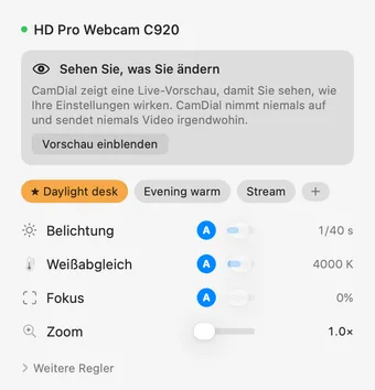 Das Menüleisten-Popover von CamDial für eine Logitech C920 auf Deutsch: Preset-Chips über den Reihen Belichtung mit 1/40 s, Weißabgleich mit 4000 K, Fokus und Zoom mit 1,0×.